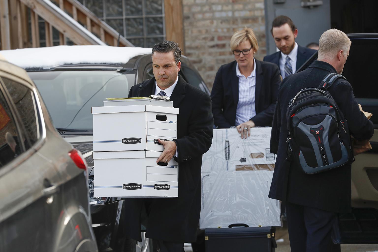 Investigators carry boxes away from Ald. Ed. Burke’s 14th Ward office on the city’s Southwest Side on Thursday, Nov. 29, 2018. (Jose M. Osorio / Chicago Tribune via AP)