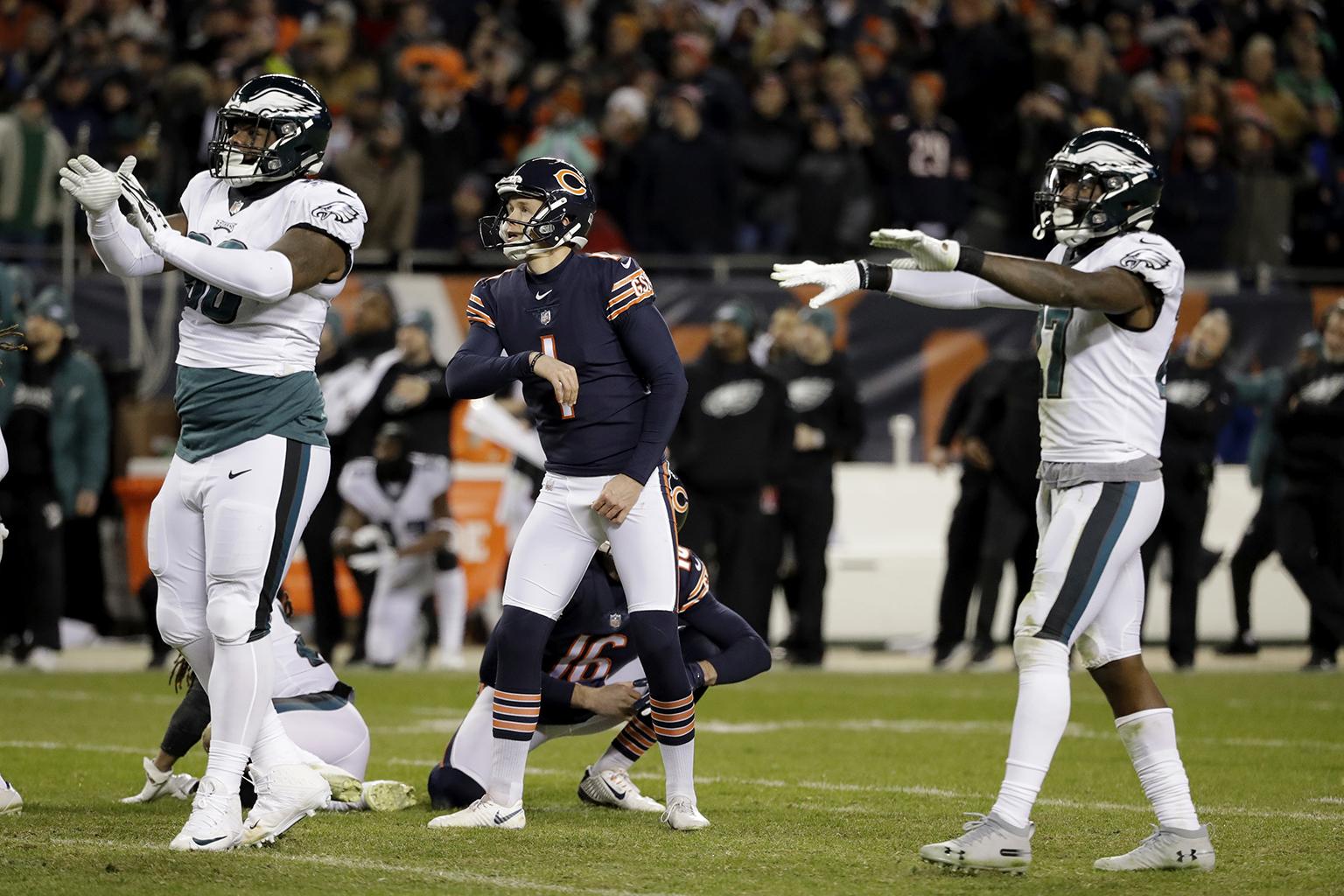 Chicago Bears kicker Cody Parkey (1) watches as he misses a field goal in the final minute during the second half of an NFL wild-card playoff football game against the Philadelphia Eagles Sunday, Jan. 6, 2019. (AP Photo / Nam Y. Huh)