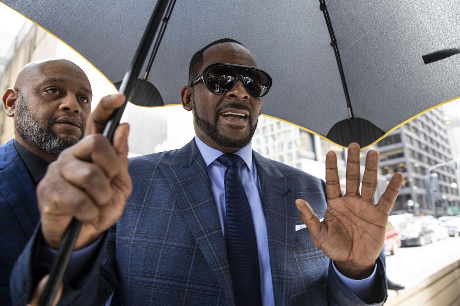 R. Kelly arrives at the Daley Center for a hearing in his child support case on Wednesday, March 6, 2019. (Ashlee Rezin / Chicago Sun-Times via AP)