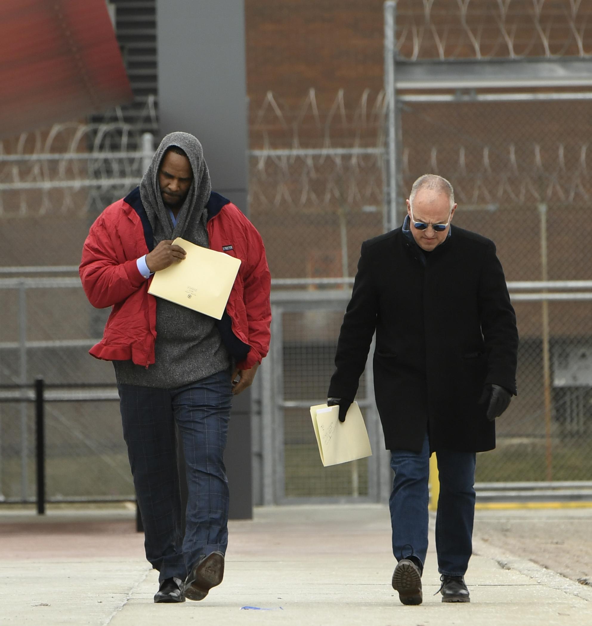 Singer R. Kelly left, walks with his attorney Steve Greenberg right, after being released from Cook County Jail, March 9, 2019, in Chicago. (AP Photo / Paul Beaty)