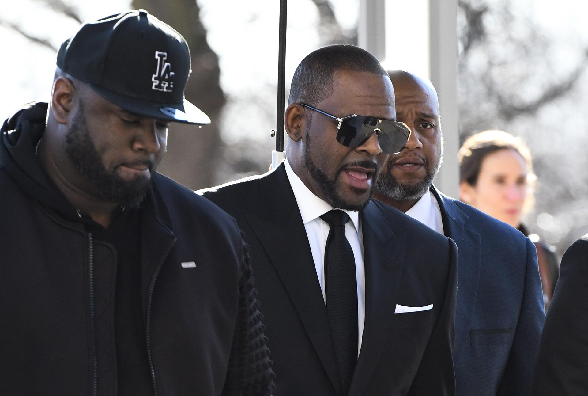 R. Kelly, right, arrives at the Leighton Criminal Court for a hearing on Friday, March 22, 2019, in Chicago. (AP Photo / Matt Marton)