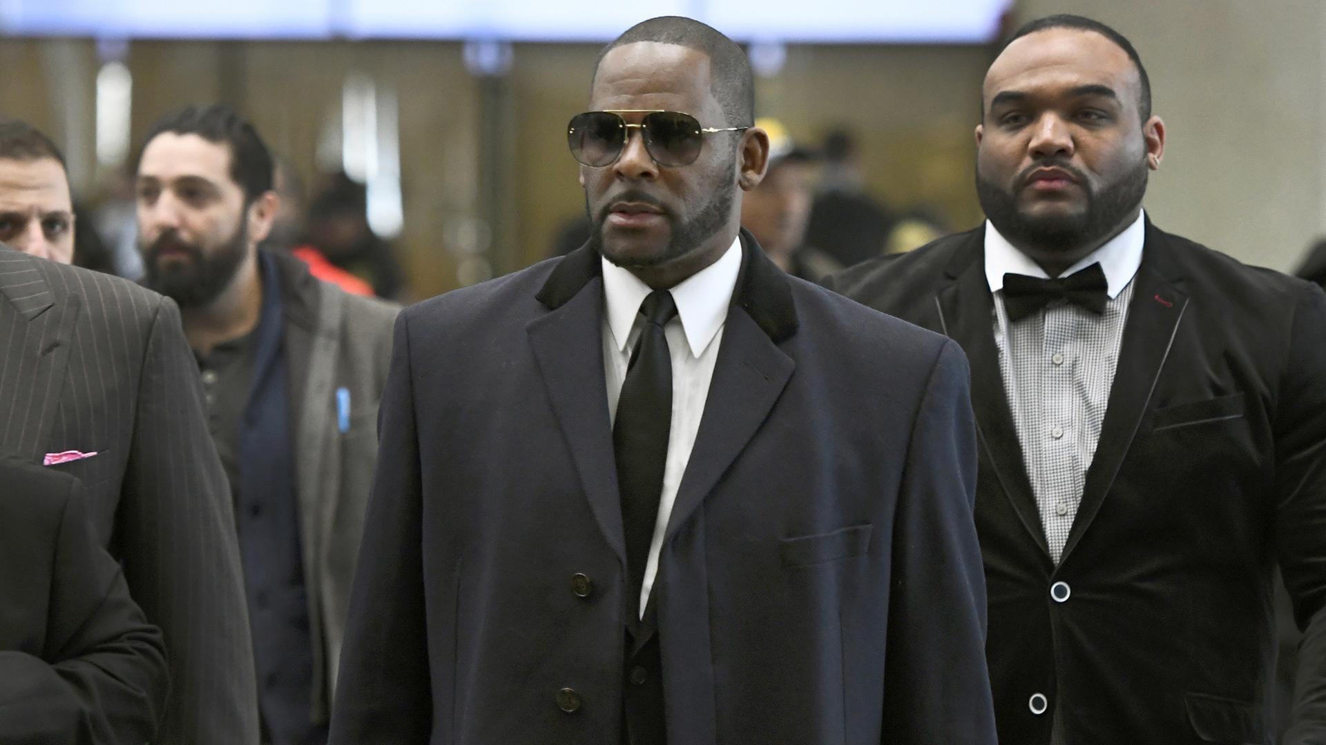 In this May 7, 2019 file photo, Musician R. Kelly, center, arrives at the Leighton Criminal Court building for a hearing in Chicago. (AP Photo / Matt Marton, File)