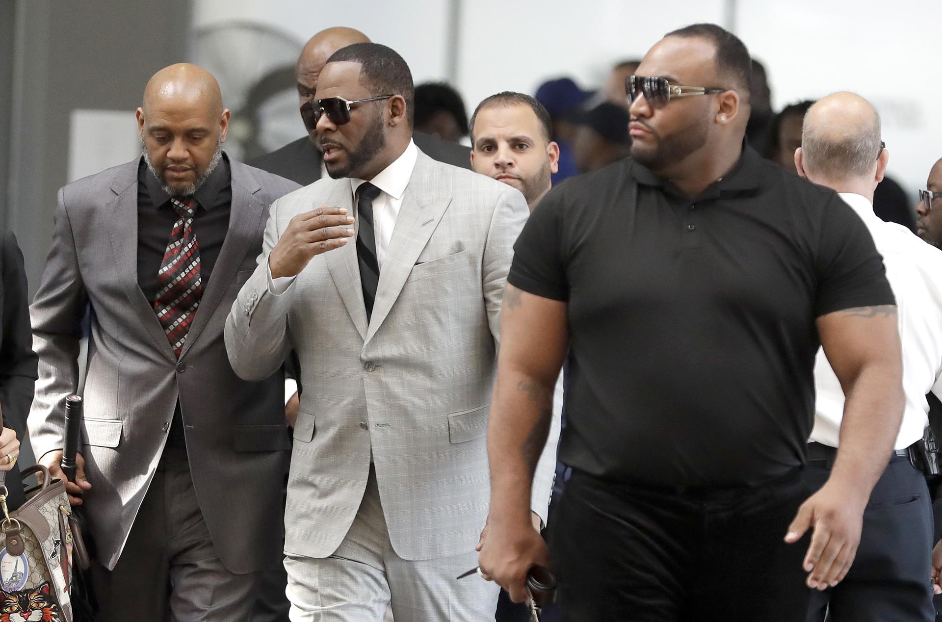 Musician R. Kelly, center, arrives at the Leighton Criminal Court building for an arraignment on new sex-related felonies Thursday, June 6, 2019, in Chicago. (AP Photo / Charles Rex Arbogast)