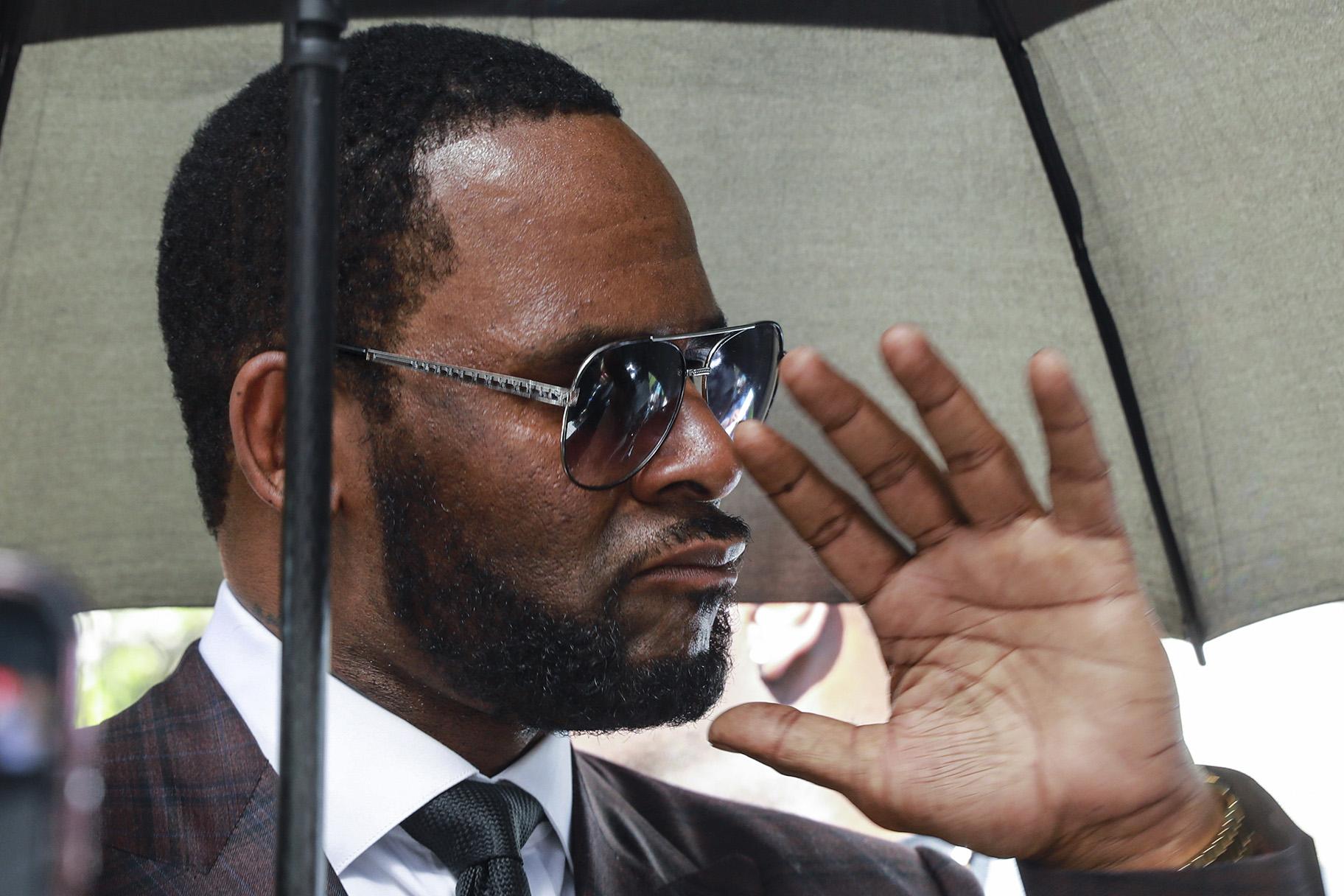 Musician R. Kelly departs from the Leighton Criminal Court building after a status hearing in his criminal sexual abuse trial Wednesday, June 26, 2019 in Chicago. (AP Photo / Amr Alfiky)