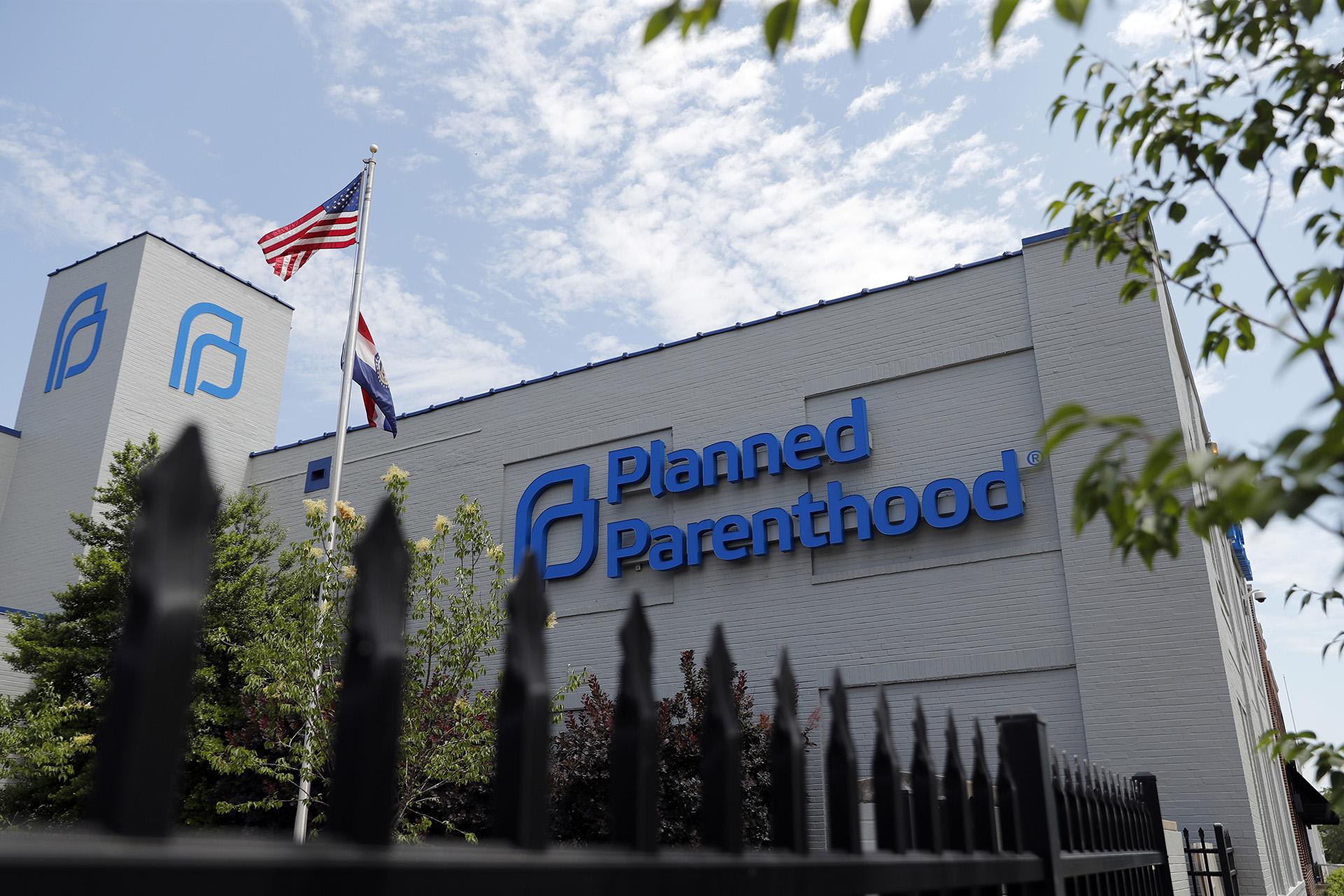 Planned Parenthood Leaves Federal Family Planning Program Chicago planned-parenthood-stands-to-lose-millions-in-funding-under-new-trump
