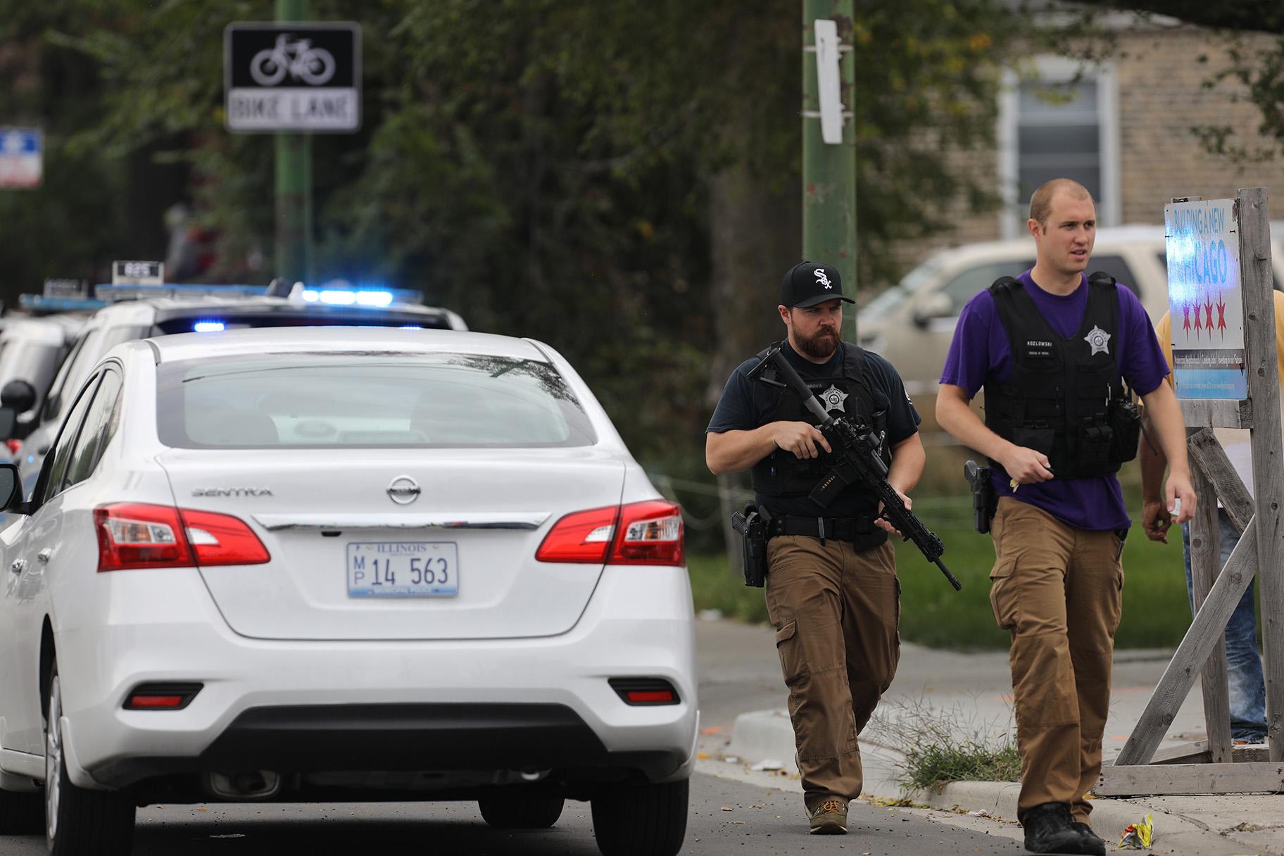 Police search for a suspect that shot a Chicago Police Department officer, near 63rd and Damen, Saturday, Sept. 21, 2019. The shooting happened around 8:40 a.m. (Abel Uribe / Chicago Tribune via AP)