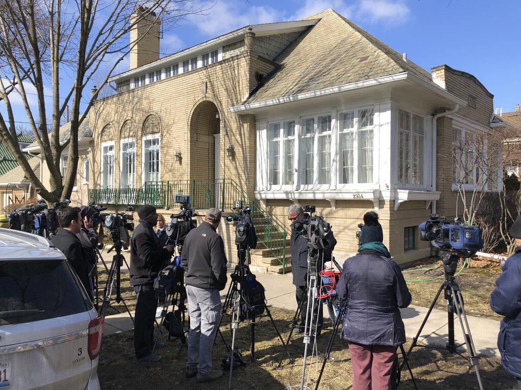 Journalists gather in front of the home of Patti Blagojevich, wife of former Illinois Gov. Rod Blagojevich, in the Ravenswood neighborhood of Chicago Tuesday, Feb. 18, 2020. (AP Photo / Charles Rex Arbogast)