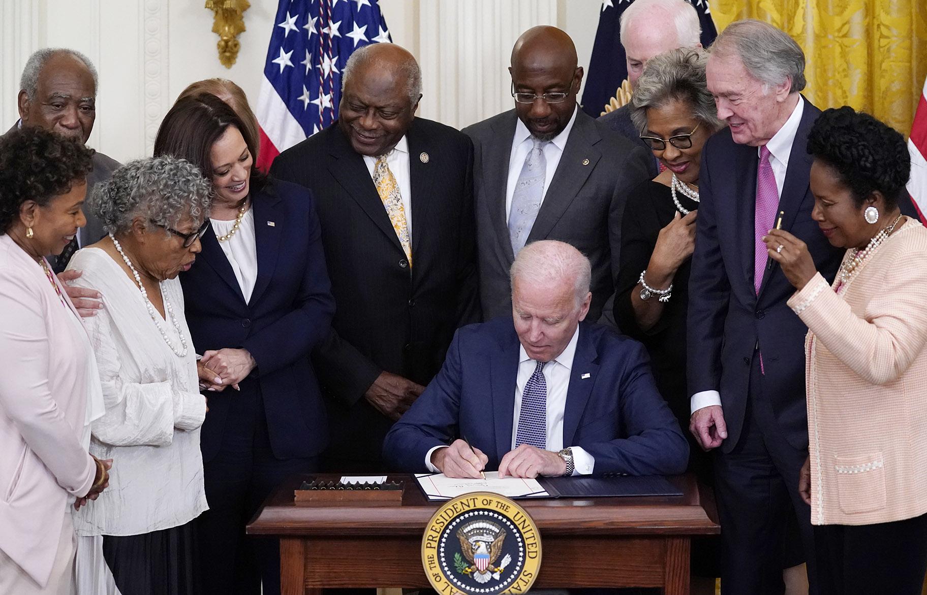 President Joe Biden signs the Juneteenth National Independence Day Act, in the East Room of the White House, Thursday, June 17, 2021, in Washington. (AP Photo / Evan Vucci)