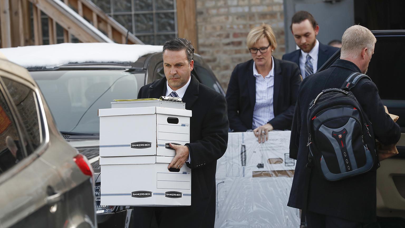 Investigators carry boxes away from Ald. Ed. Burke’s 14th Ward office on the city’s Southwest Side on Thursday, Nov. 29, 2018. (Jose M. Osorio / Chicago Tribune via AP)