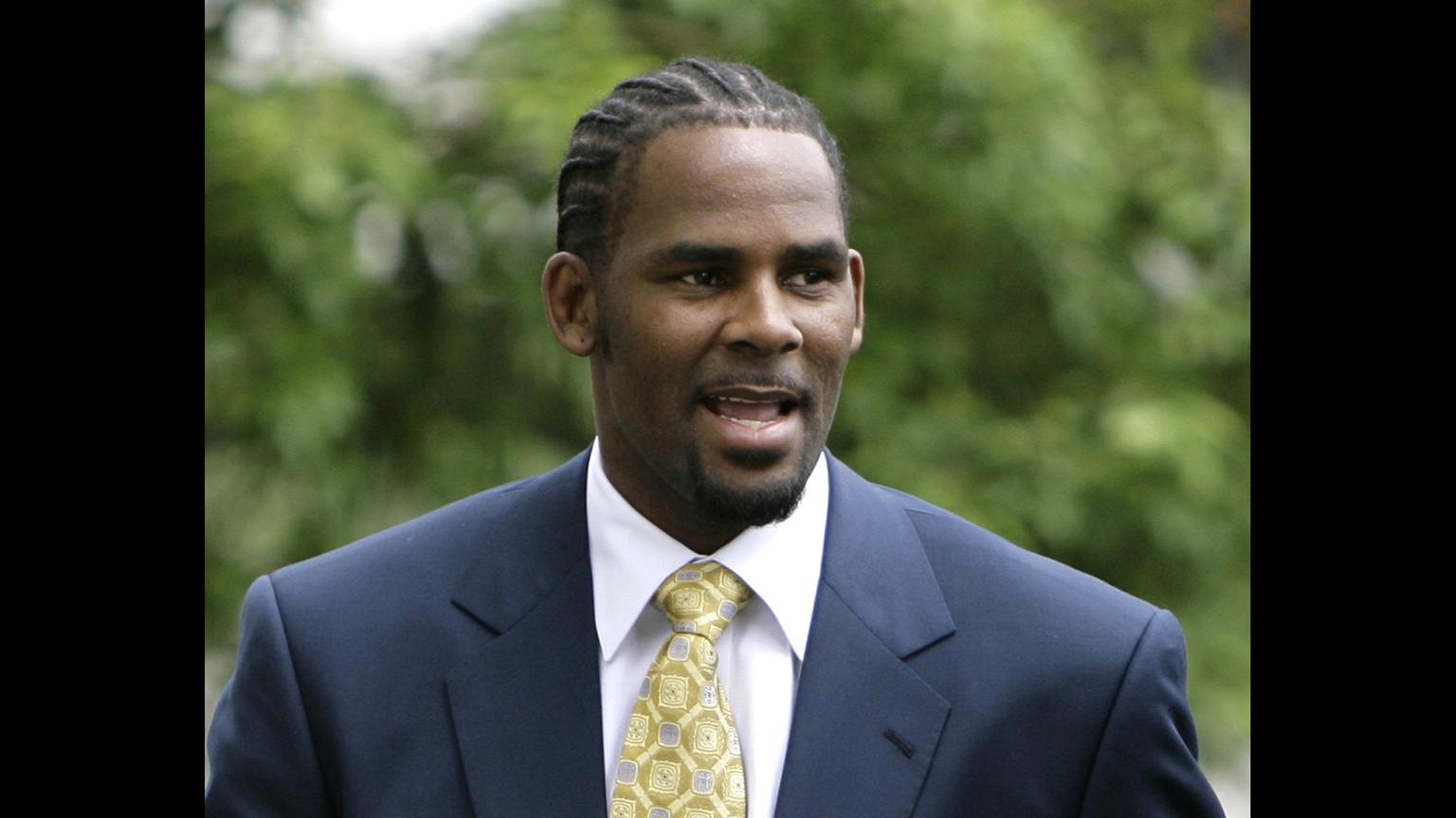 This June 13, 2008 file photo shows R&B singer R. Kelly arriving at the Cook County Criminal Court Building. (AP Photo / M. Spencer Green, File)