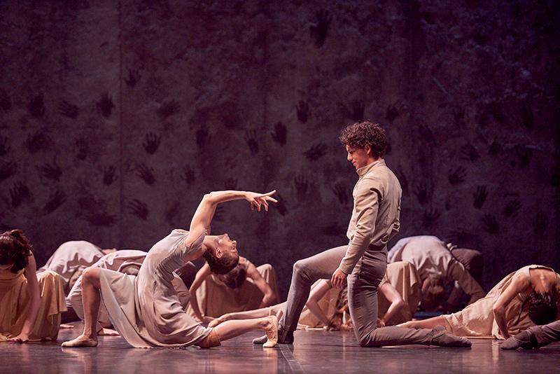 Alina Cojocaru and Isaac Hernandez in Akram Khan's Giselle © Laurent Liotardo
