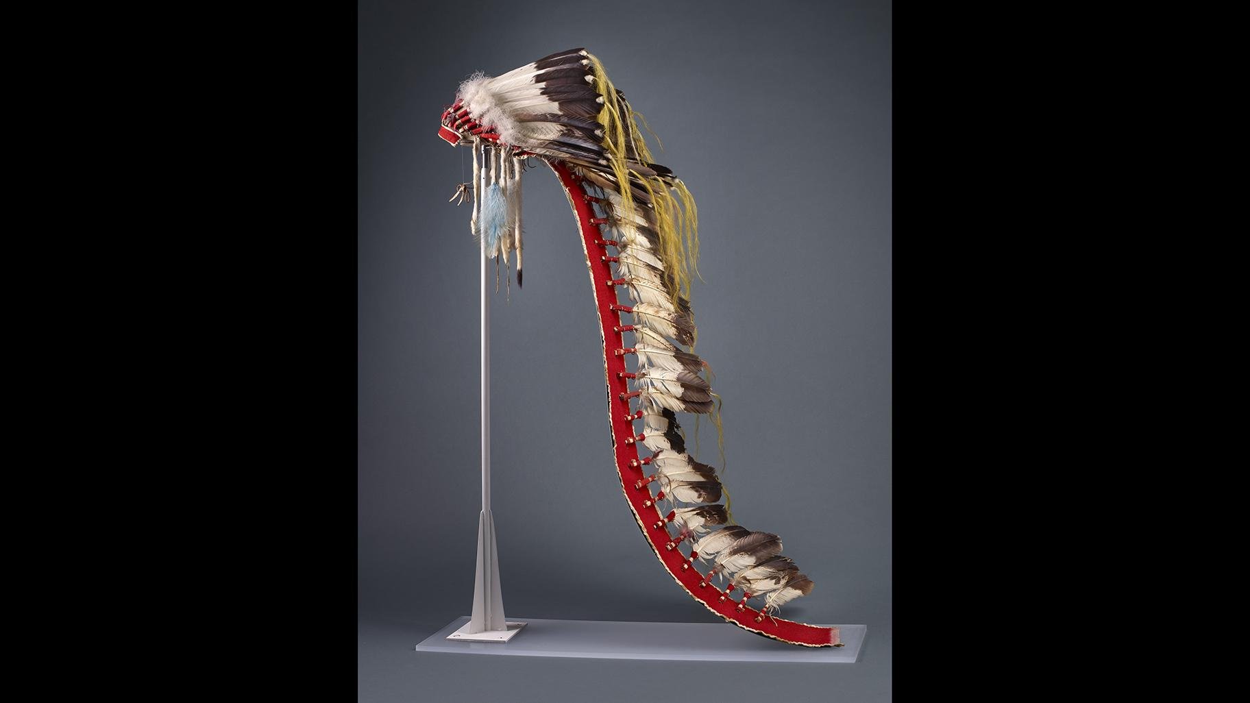 An Apsáalooke war bonnet with a long tail, indicating that it was worn by only chiefs or accomplished warriors. (John Weinstein / Field Museum) 