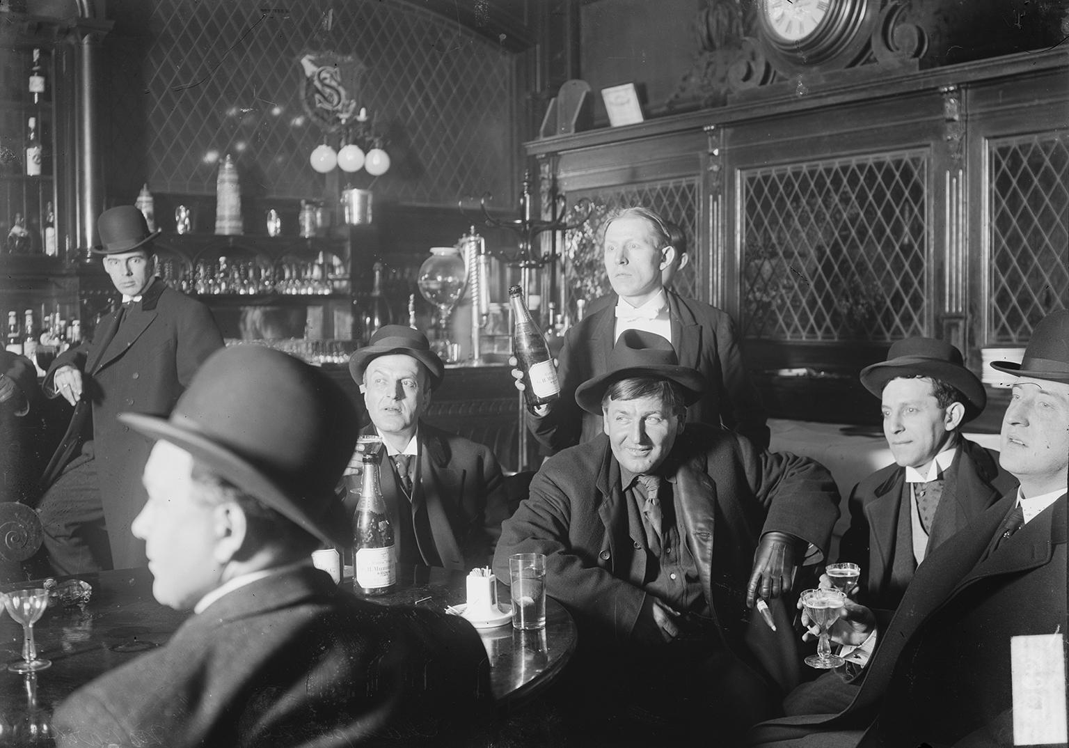 Interior of a Chicago saloon, 1905 (Chicago Daily News negatives collection / Chicago History Museum)