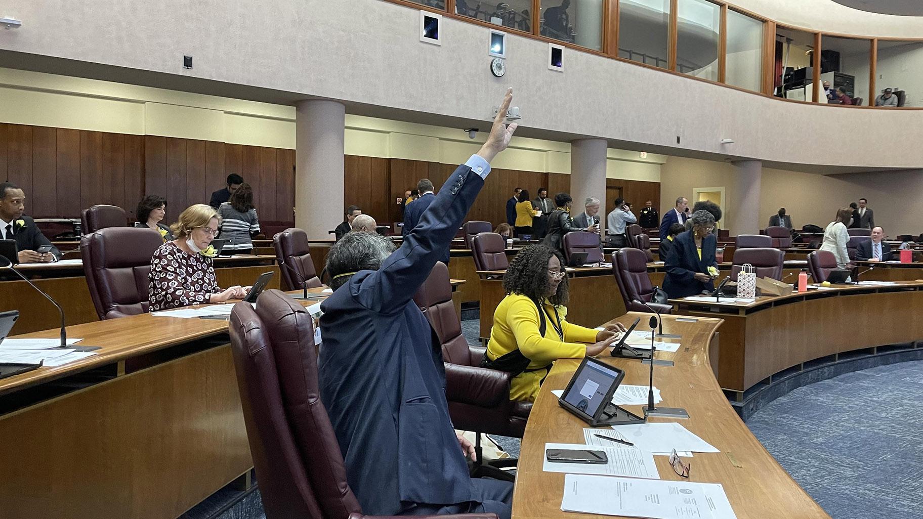 Ald. Brian Hopkins raises his hand to summon help with the electronic voting system. (Heather Cherone / WTTW News)