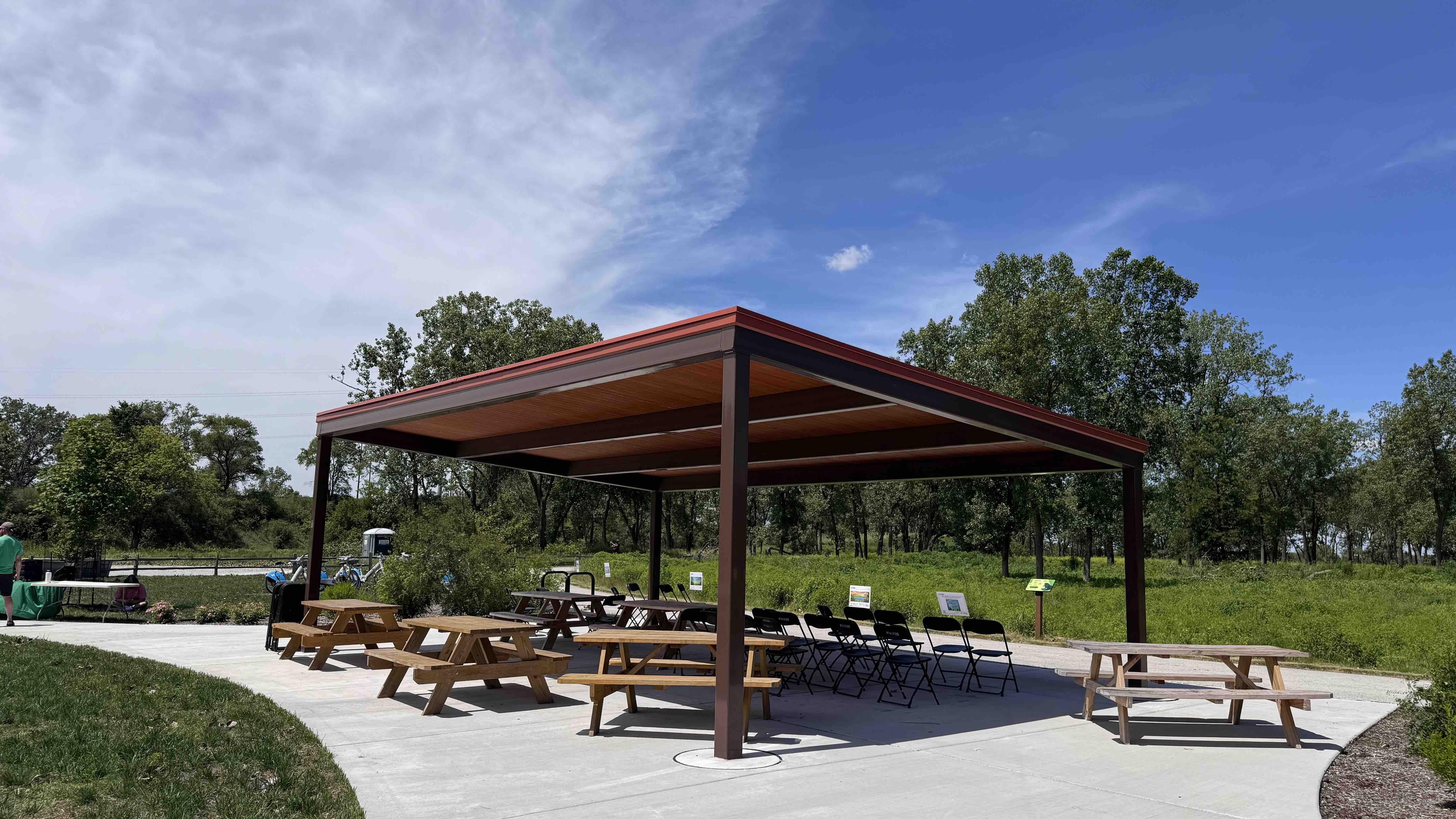 New amenities at Marian Byrnes Park include a shelter and picnic tables, inviting visitors to spend more time at the natural area. (Patty Wetli / WTTW News)