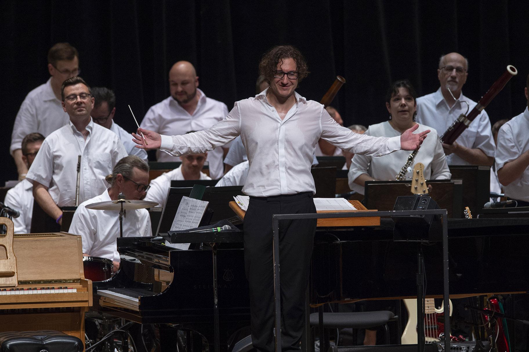 Teddy Abrams and the Chicago Symphony Orchestra. (Courtesy of the Ravinia Festival)