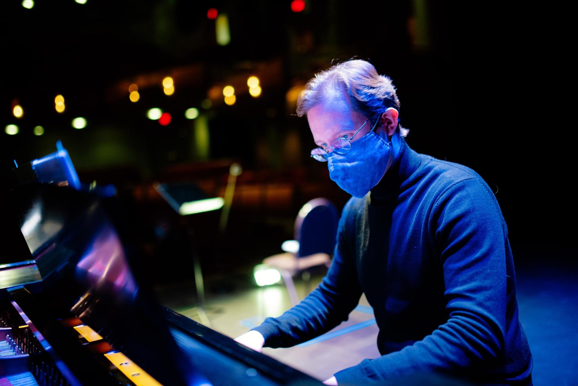 Pianist Michael Pecak in “Rimsky Rebooted.” (Credit: Sean Su for Chicago Opera Theater)
