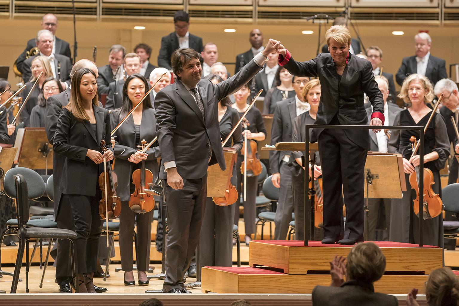 Guest conductor Marin Alsop congratulates composer Bruno Mantovani following the world premiere of Mantovani’s piece “Threnos” by Alsop and the CSO. (© Todd Rosenberg)