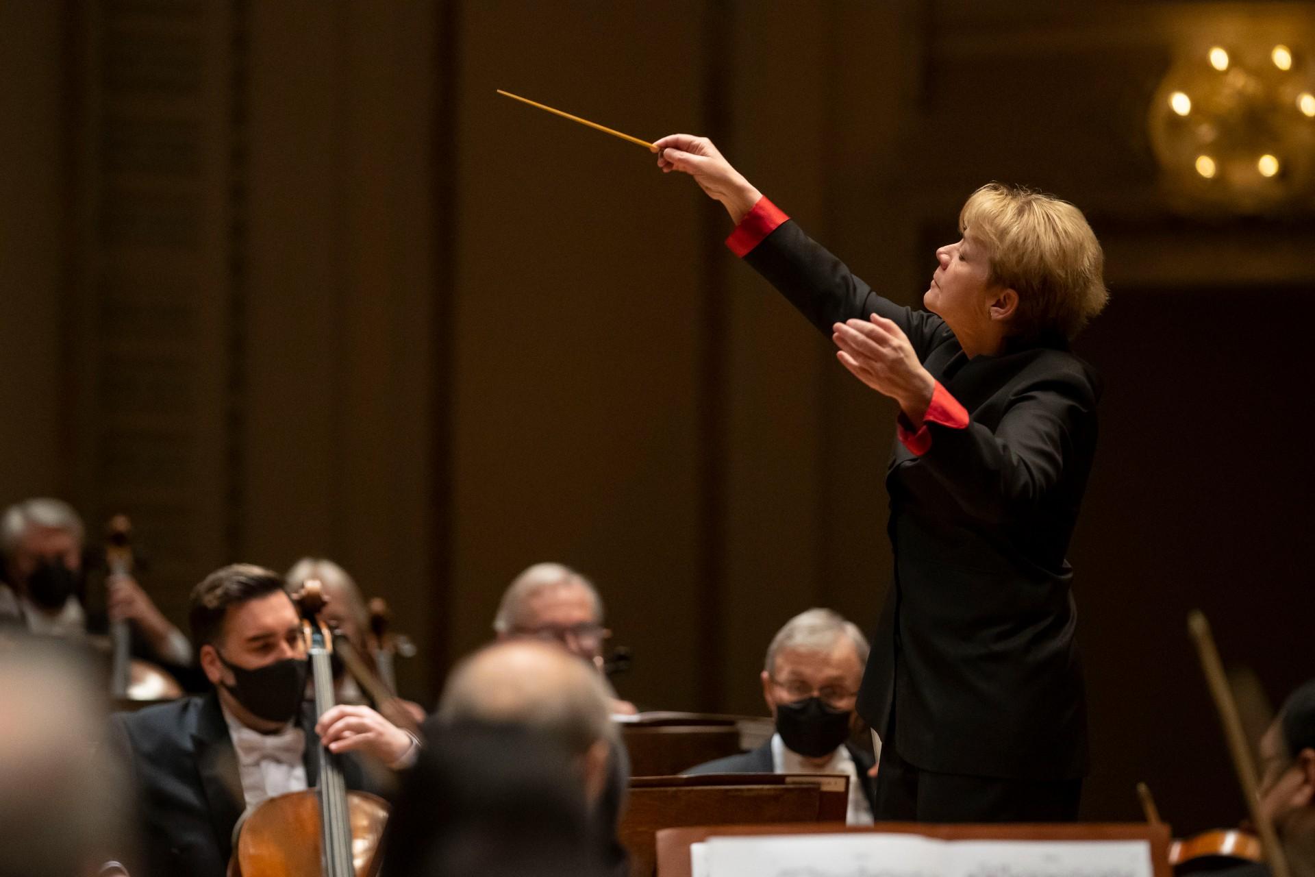 Conductor Marin Alsop leads the Chicago Symphony Orchestra in Barber’s Symphony No. 1. (Credit: Todd Rosenberg)