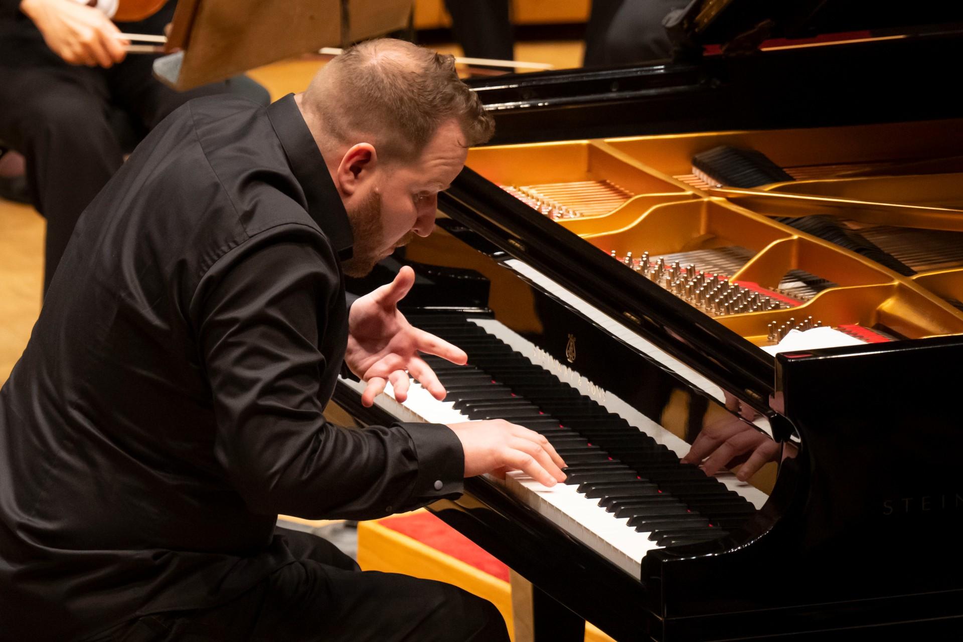 Soloist Lucash Vondrachek plays Rachmaninoff's Piano Concerto No. 2 (credit: Todd Rosenberg)