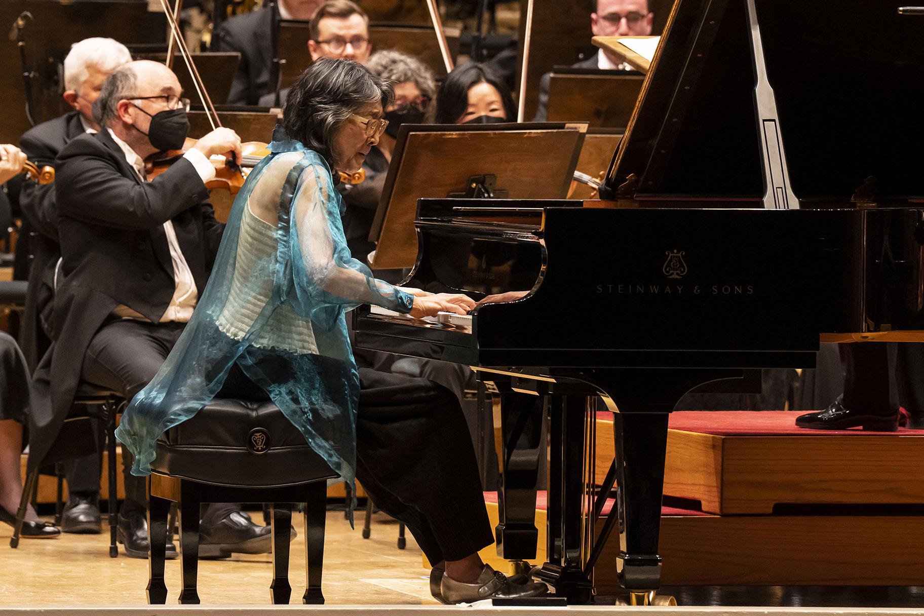 Soloist Mitsuko Uchida performs Beethoven’s Piano Concerto No. 4 with the Chicago Symphony Orchestra. (Credit : Todd Rosenberg Photography)