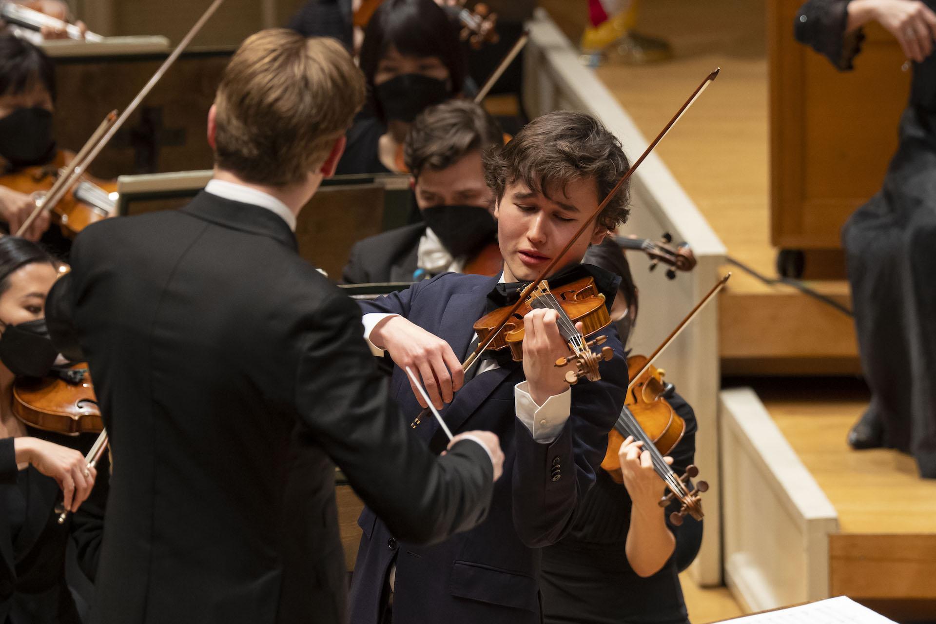 Violinist Daniel Lozakovich performs with the Chicago Symphony Orchestra at Orchestra Hall on April 14, 2022. (Credit: Todd Rosenberg photography)