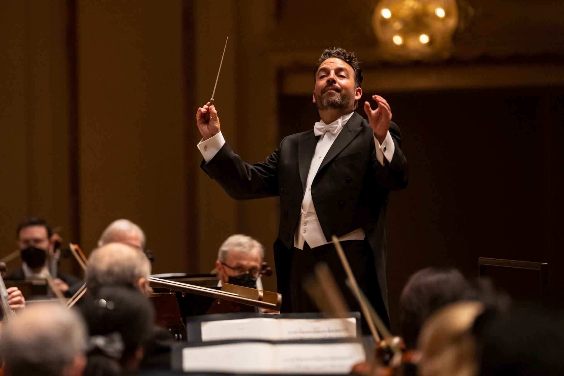 Conductor James Gaffigan leads the Chicago Symphony Orchestra in a program with works by Saint-Saëns, Saint-Saëns Mussorgsky (Orch. Rimsky-Korsakov) and Tchaikovsky.  (Photo credit: Todd Rosenberg)
