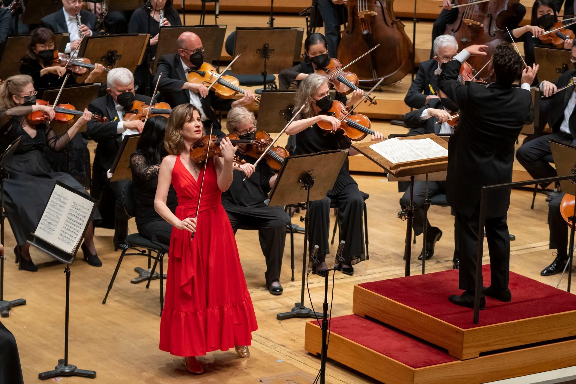Ο μαέστρος James Gaffigan ηγείται της βιολονίστριας Lisa Batiashvili και της Συμφωνικής Ορχήστρας του Σικάγου σε ένα πρόγραμμα με έργα των Saint-Saëns, Mussorgsky (Orch. Rimsky-Korsakov) και Tchaikovsky.  (Φωτογραφία: Todd Rosenberg)