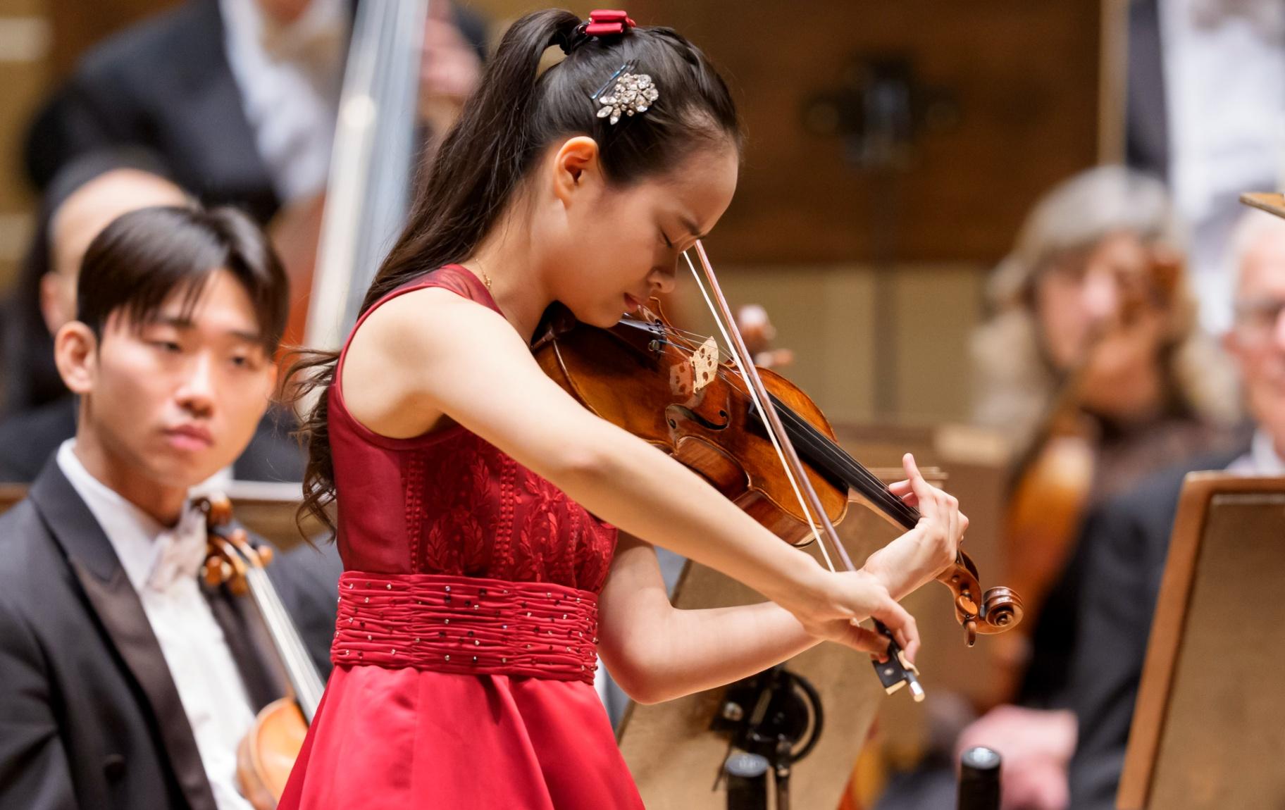 Violinist Himari in an encore performance of Kreisler’s “Recitativo and Scherzo-Caprice, Op. 6.” (Todd Rosenberg Photography)