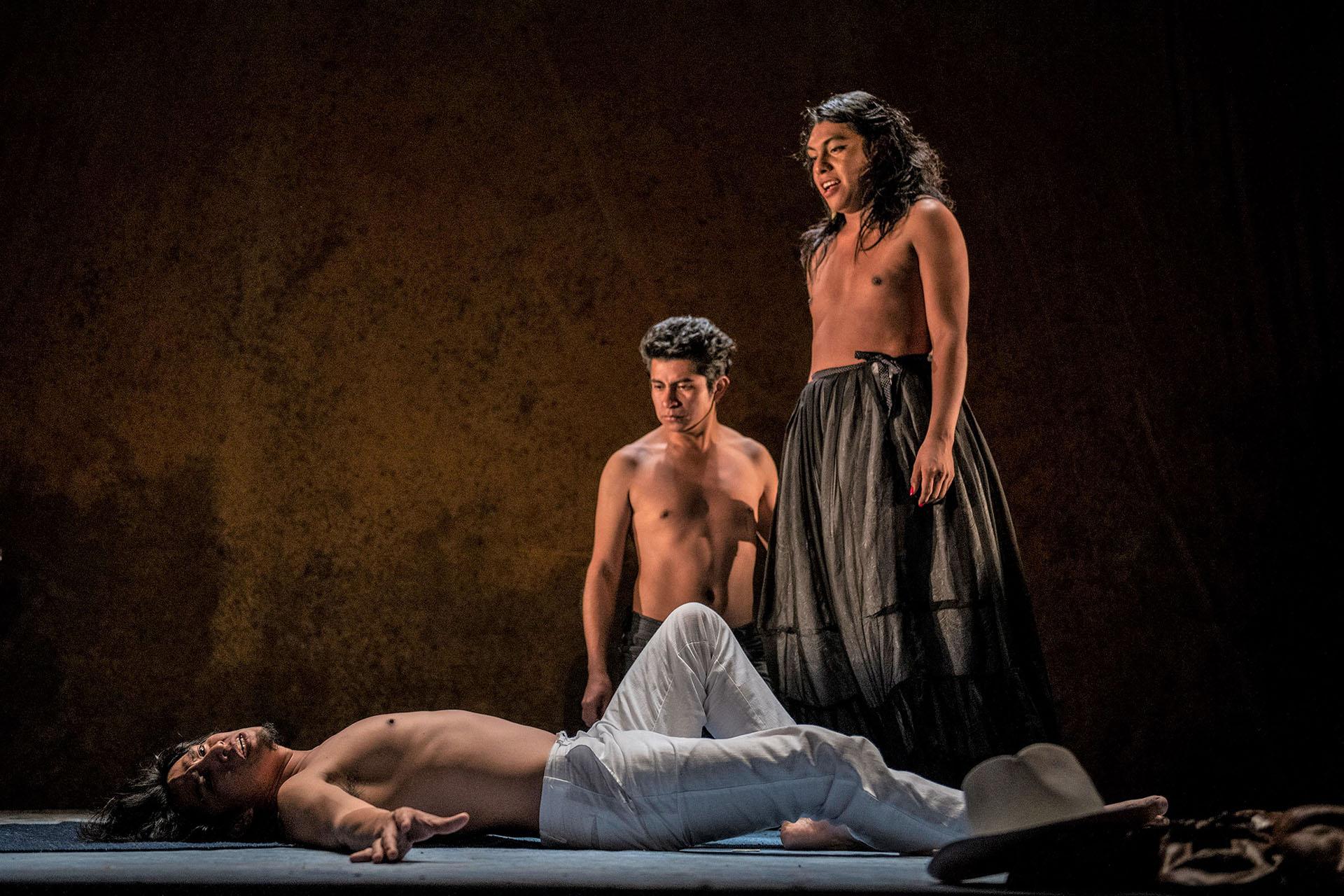 Josué Maychi (from left), Lupe de la Cruz, and Alexis Orozco (who was unable to join the Chicago production and has been replaced by Domingo Mijangos) perform in “Andares.” (Photo by Raúl Kigra)