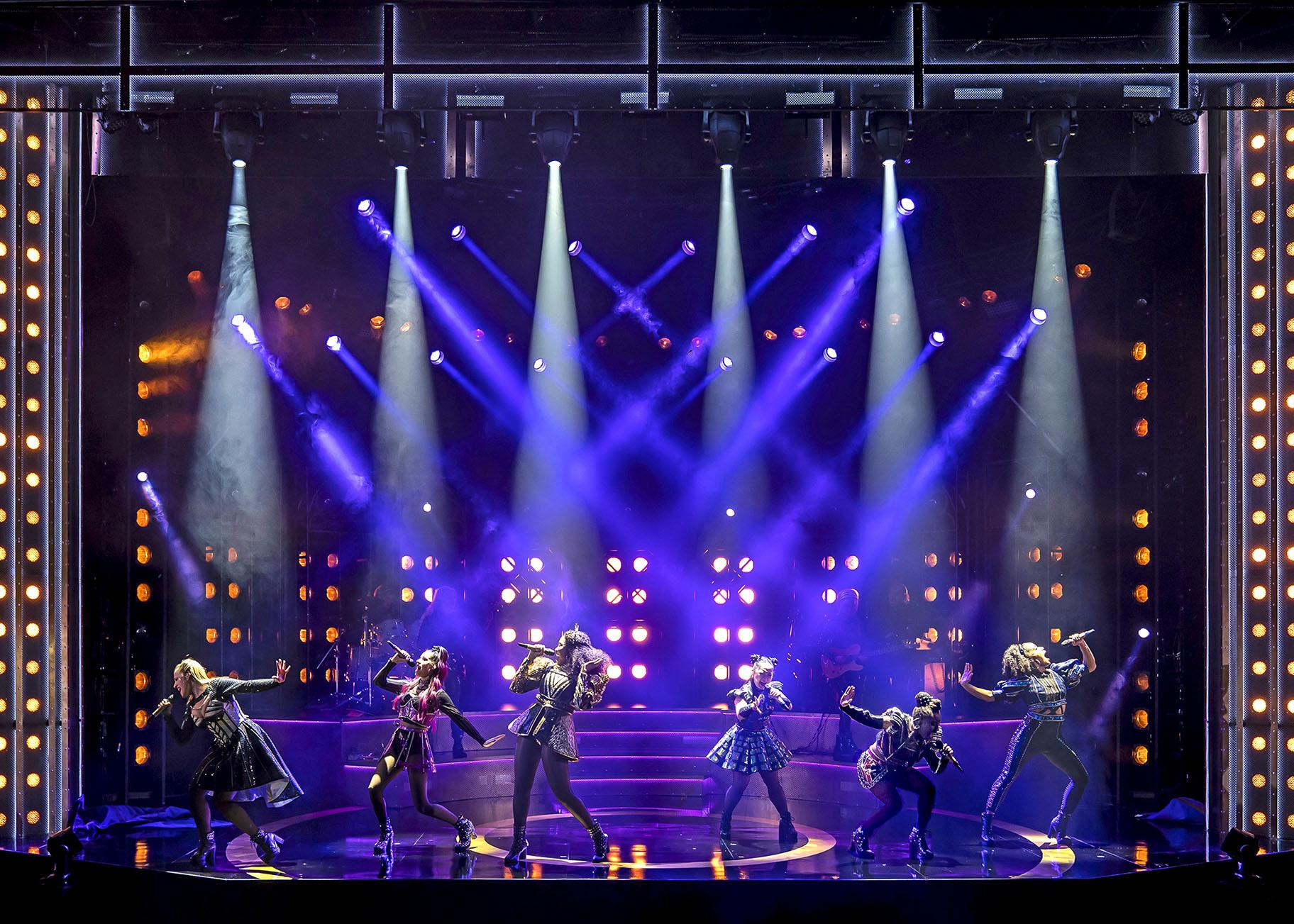 In Knockout Musical Six King Henry Viii S Wives Have Their In Knockout Musical Six King Henry