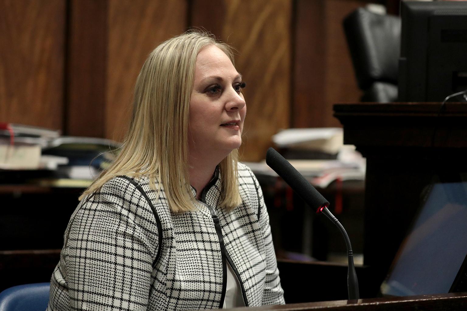 Tiffany Van Dyke, wife of former Chicago police Officer Jason Van Dyke, testifies at his sentencing hearing on Friday, Jan. 18, 2019. (Antonio Perez / Chicago Tribune / Pool)