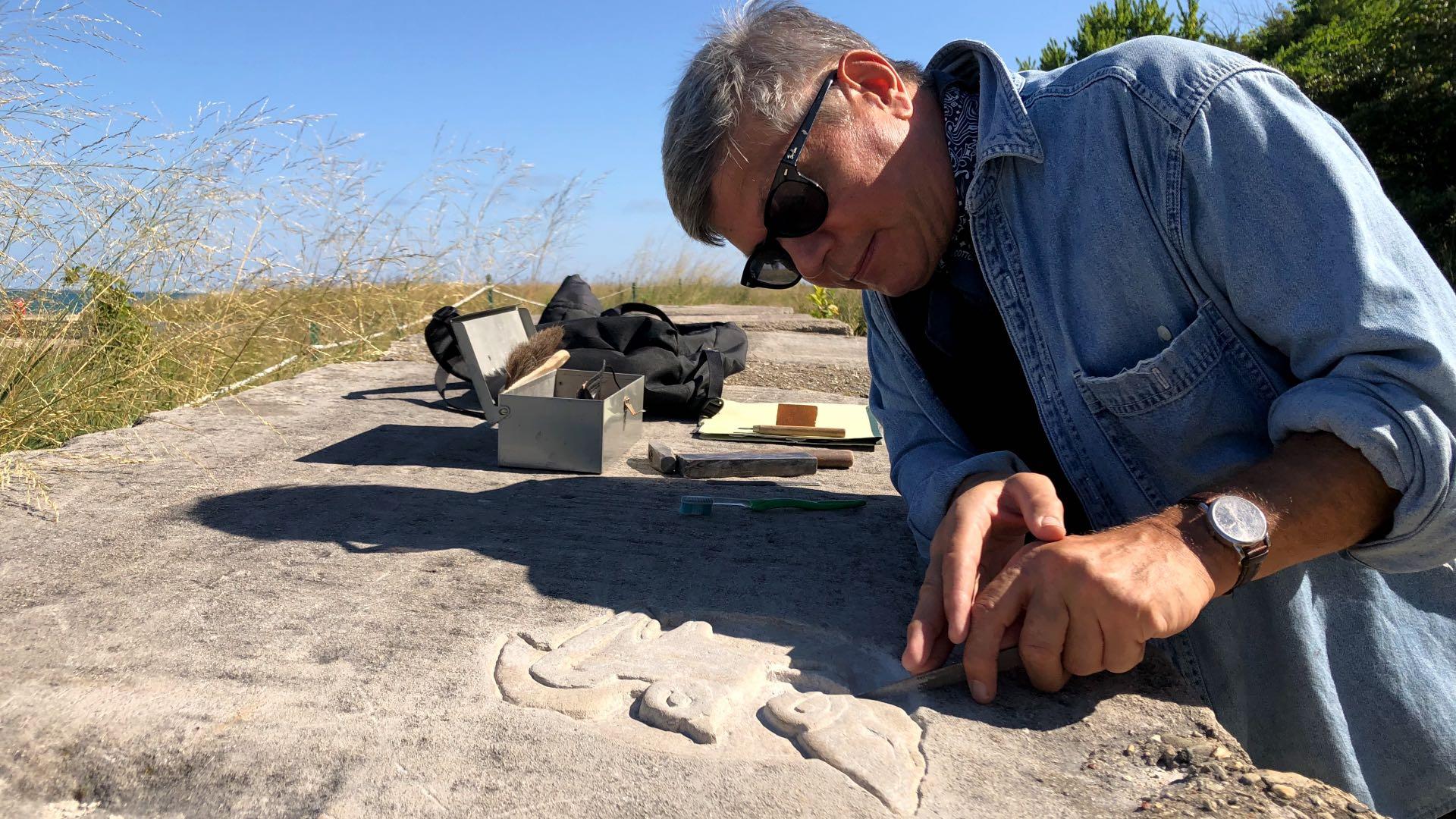 Artist Don Di Sante, finessing his carving of Monty and Rose. (Patty Wetli / WTTW News)