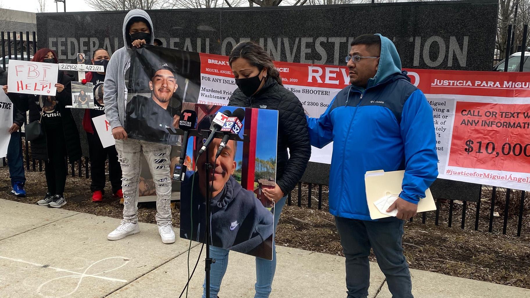 Catalina Andrad calls on the FBI to help with the investigation into the homicide of her son, Miguel Angel Rios, on March 22, 2022. (Joanna Hernandez / WTTW News)