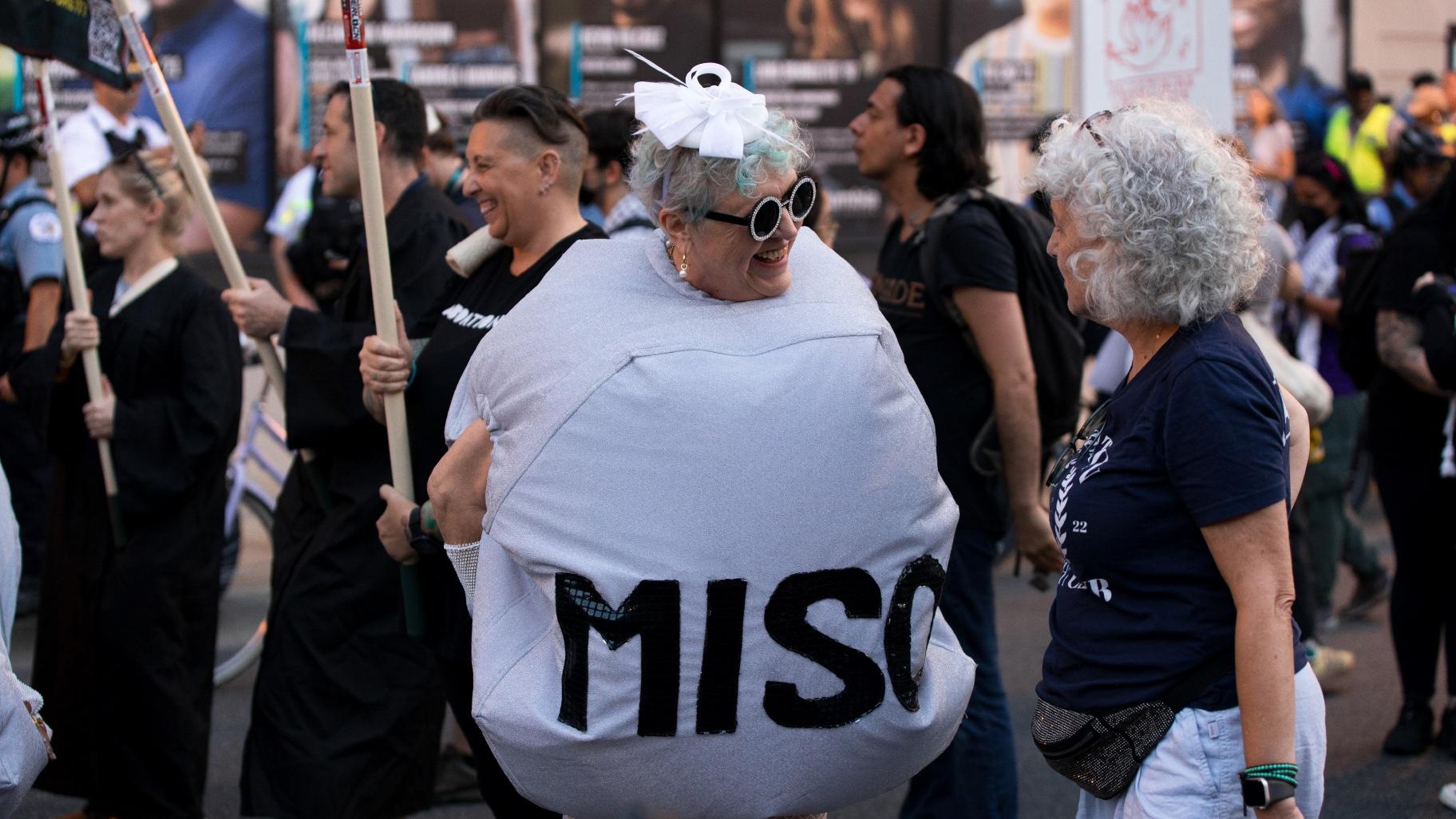 Protesters show support for abortion services ahead of the DNC in Chicago on Aug. 18, 2024. (Michael Izquierdo / WTTW News)