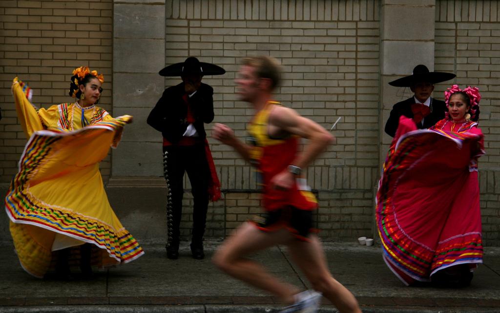 Roughly 1.7 million spectators – some dressed in costume – supported Chicago Marathon runners in 2015 through dozens of neighborhoods. (Flickr / Señor Codo)