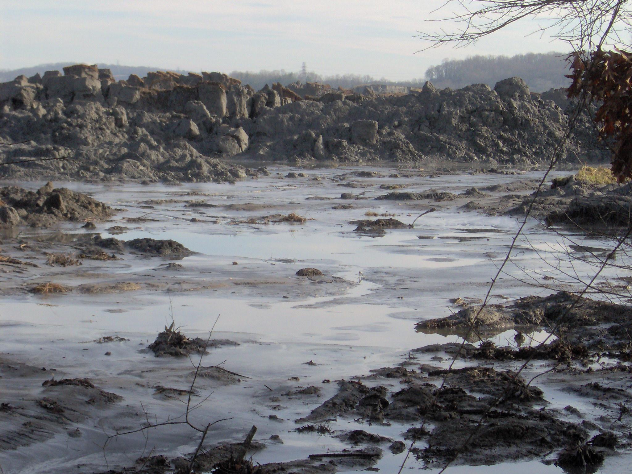 Piles of coal ash after a 2008 spill at the Kingston Fossil Plant in Tennessee. (Brian Stansberry / Wikimedia Commons)