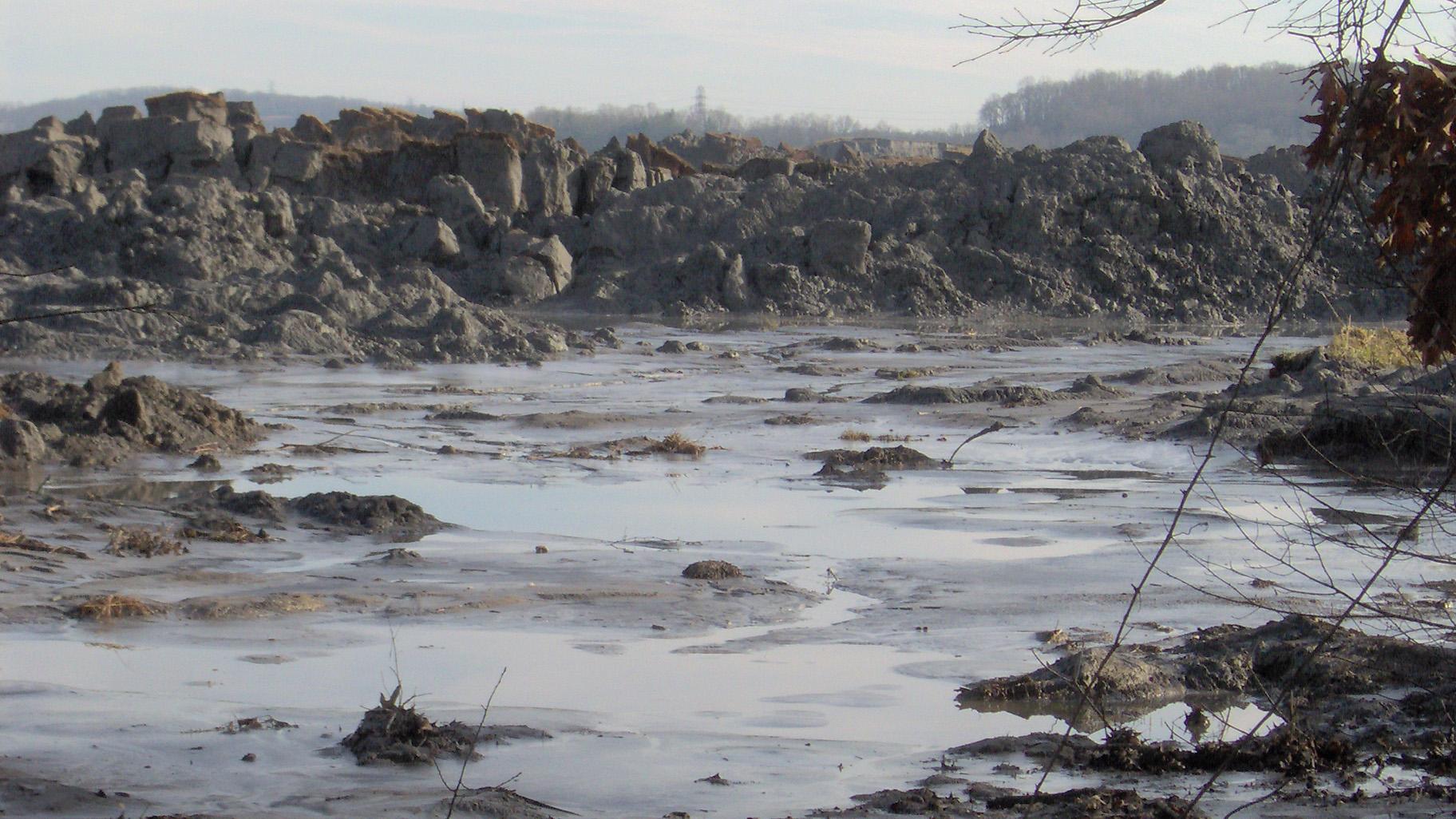 Piles of coal ash after a 2008 spill at the Kingston Fossil Plant in Tennessee. (Brian Stansberry / Wikimedia Commons)