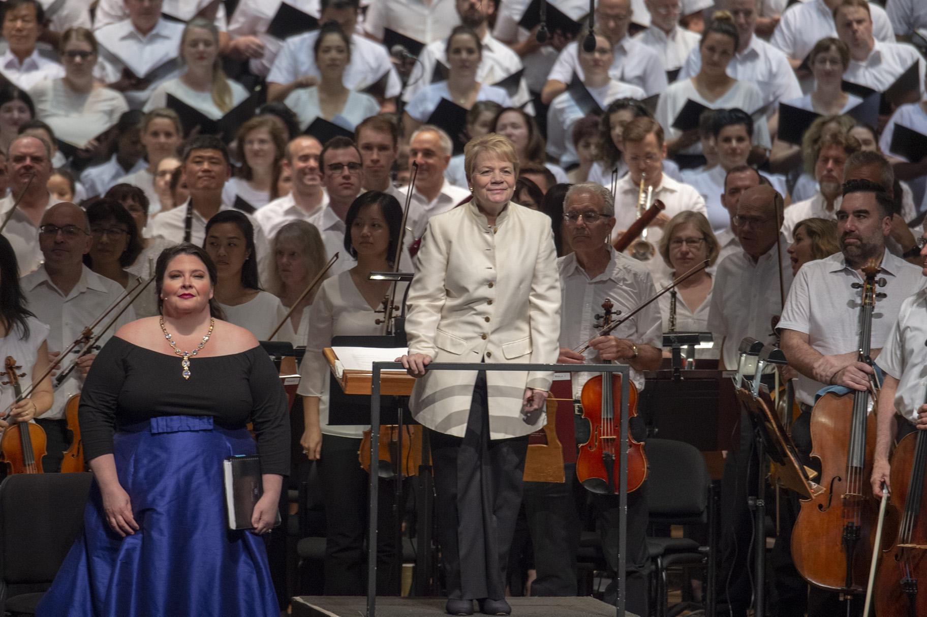 Conductor Marin Alsop, center (Credit: Ravinia Festival / Patrick Gipson)