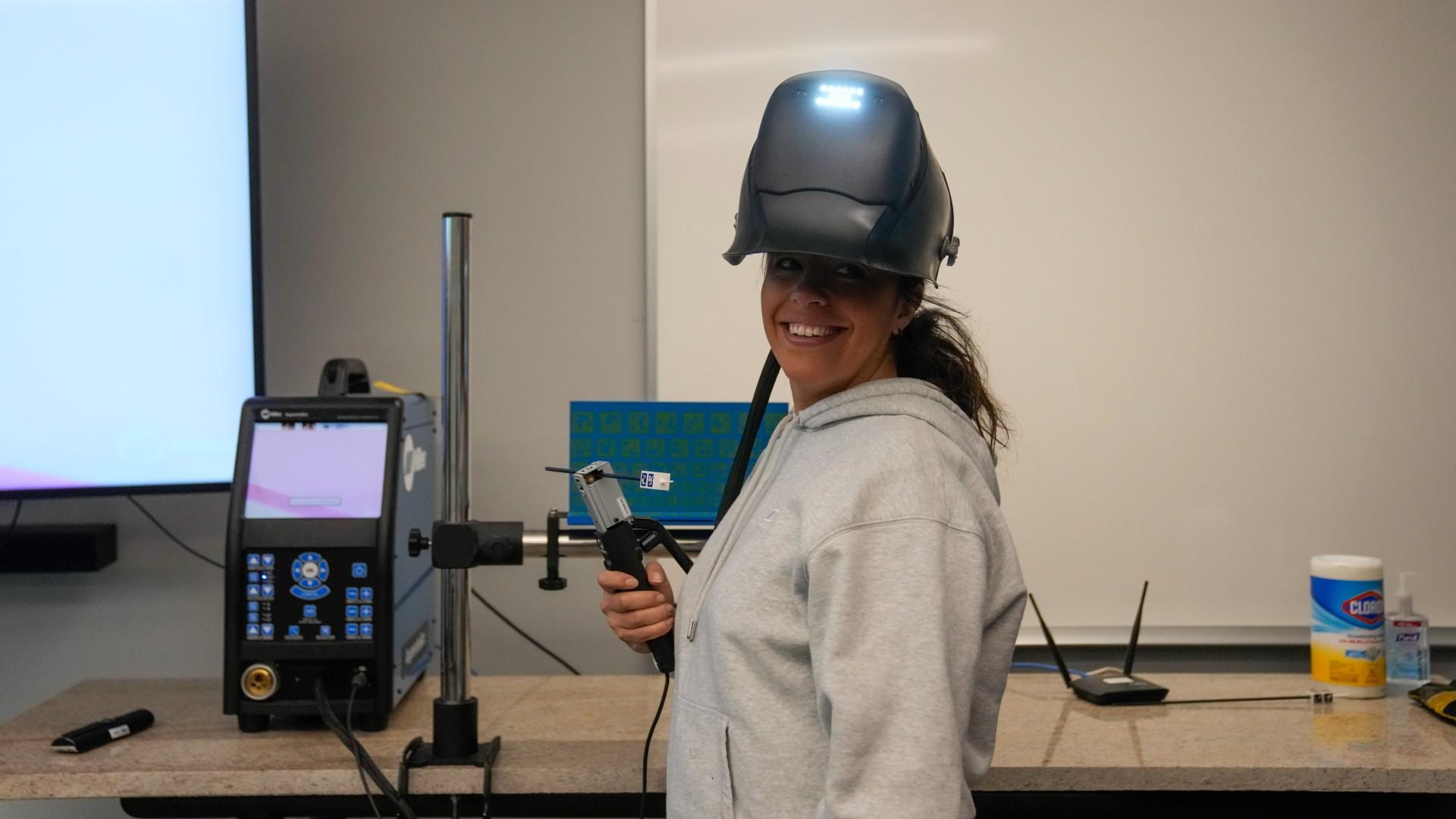 Alejandra Gonzalez practices virtual welding during an Ironworkers Local 63 pre-apprenticeship class Wednesday, March 26, 2025, in Broadview, Ill. (AP Photo / Erin Hooley)