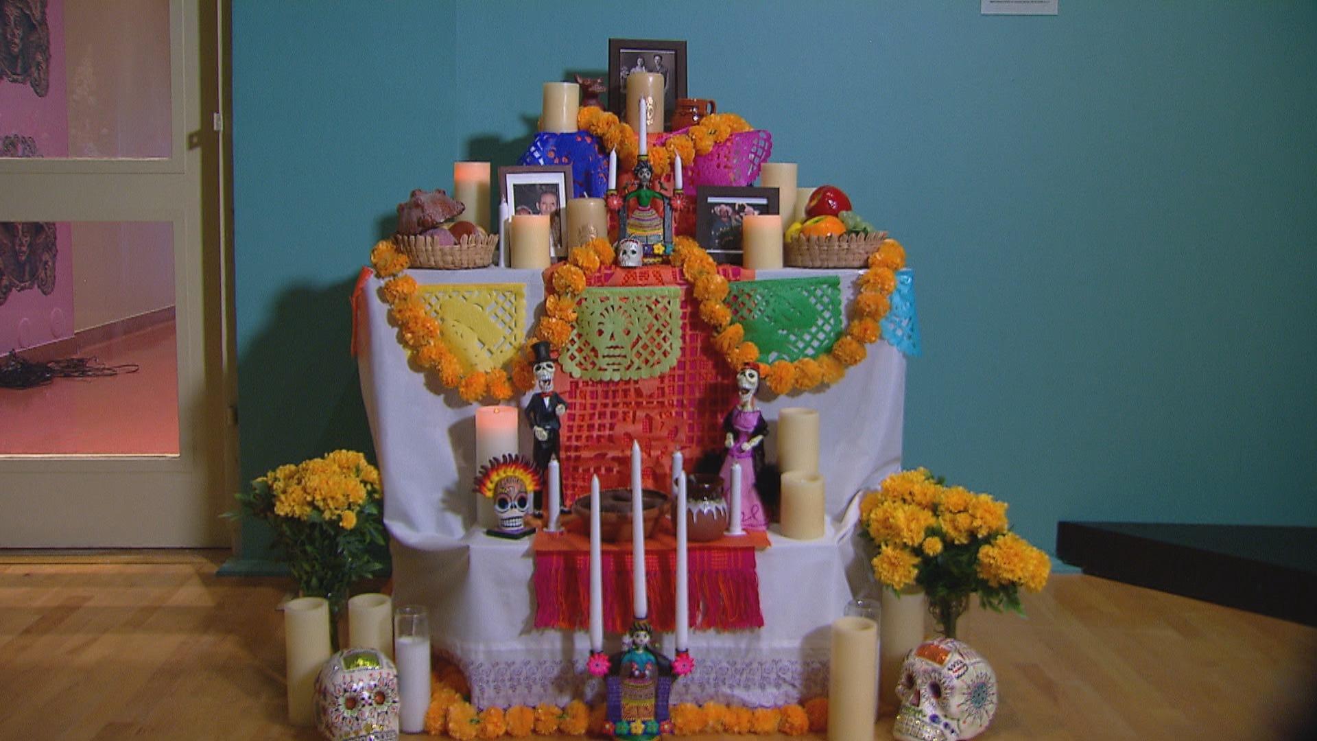 A traditional ofrenda or altar. (Sólo un poco aquí: Day of the Dead, National Museum of Mexican Art)