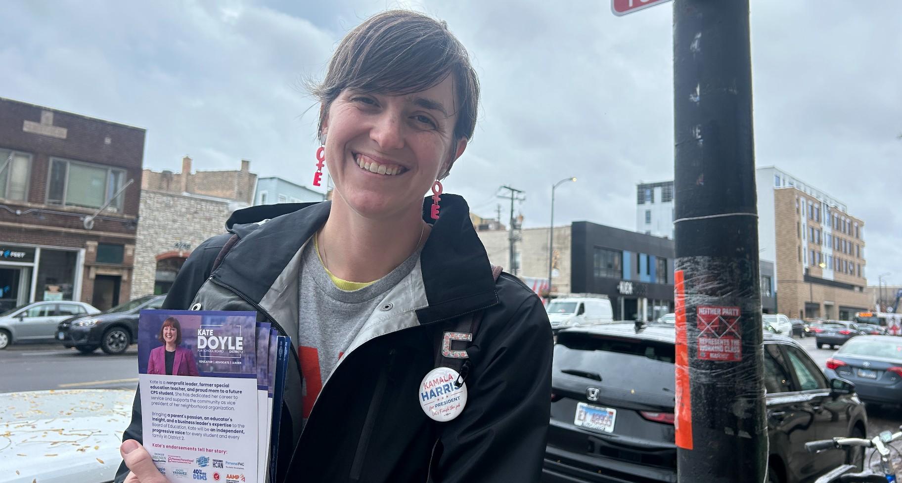 Dana Dougherty campaigns for a Chicago Board of Education candidate. (Blair Paddock / WTTW News)