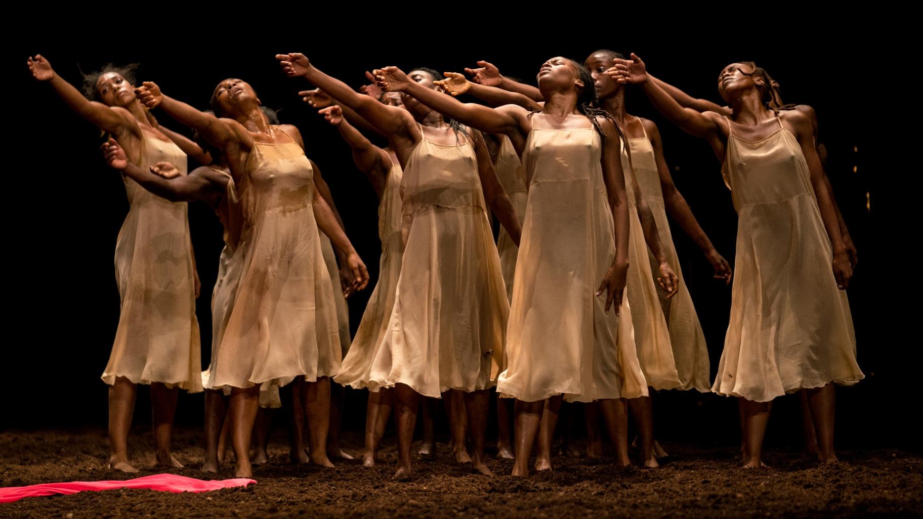 Ecole des Sables dances “The Rite of Spring.” (Credit: Maarten Vanden Abeele)