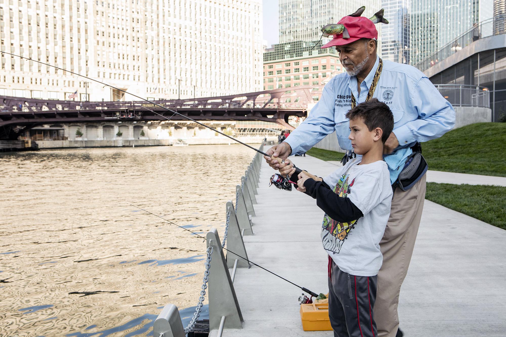 A young angler gets help from a Chicago Park District fishing instructor during #ChicagoFishes event Oct. 13. (© Shedd Aquarium)