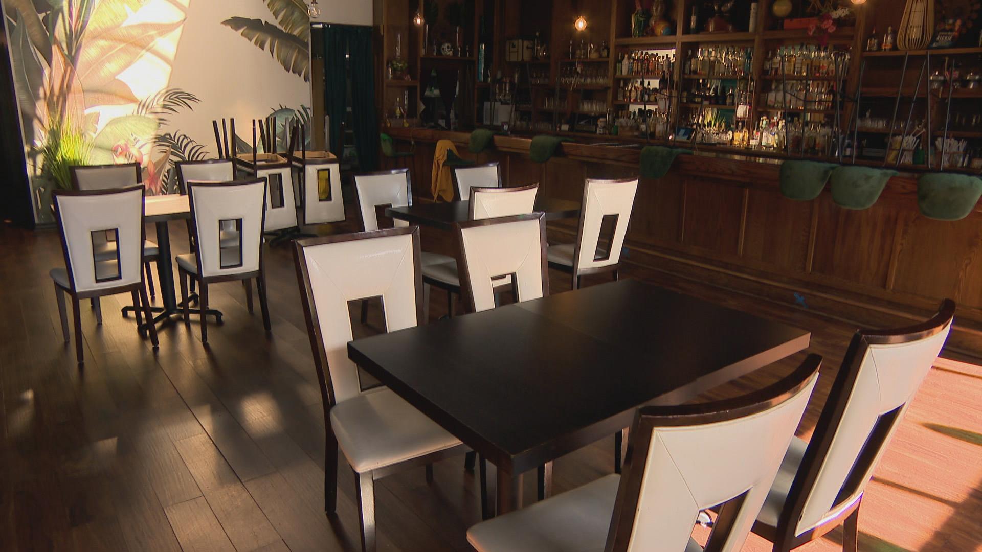 Empty tables at 14 Parish. (WTTW News)