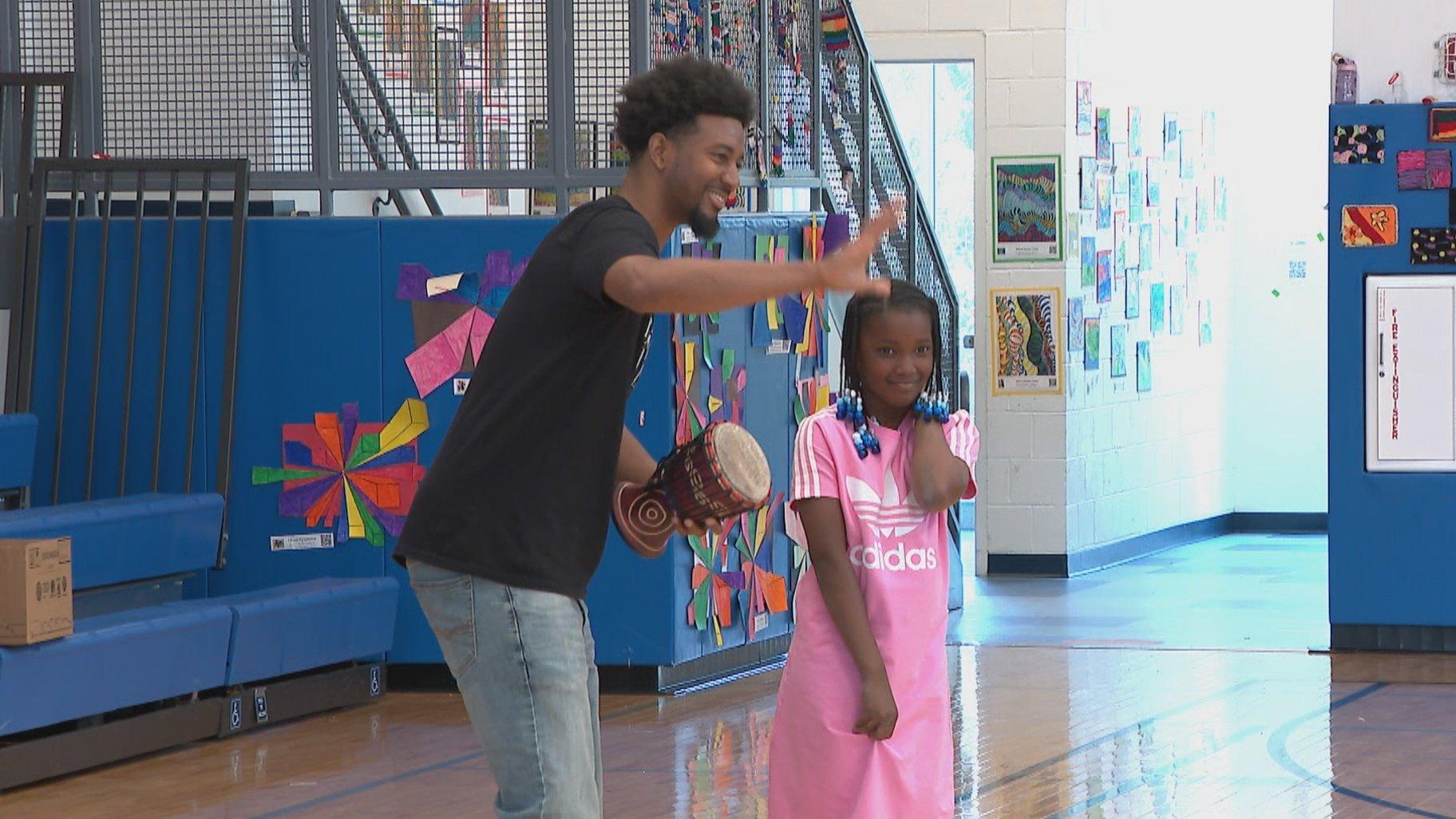 Ernest Crim III teaching a group of students. (WTTW News)
