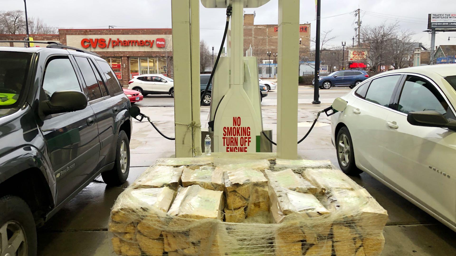 Efficiency at the pumps: Volunteers filled two cars at once to keep the line moving. (Patty Wetli / WTTW News)