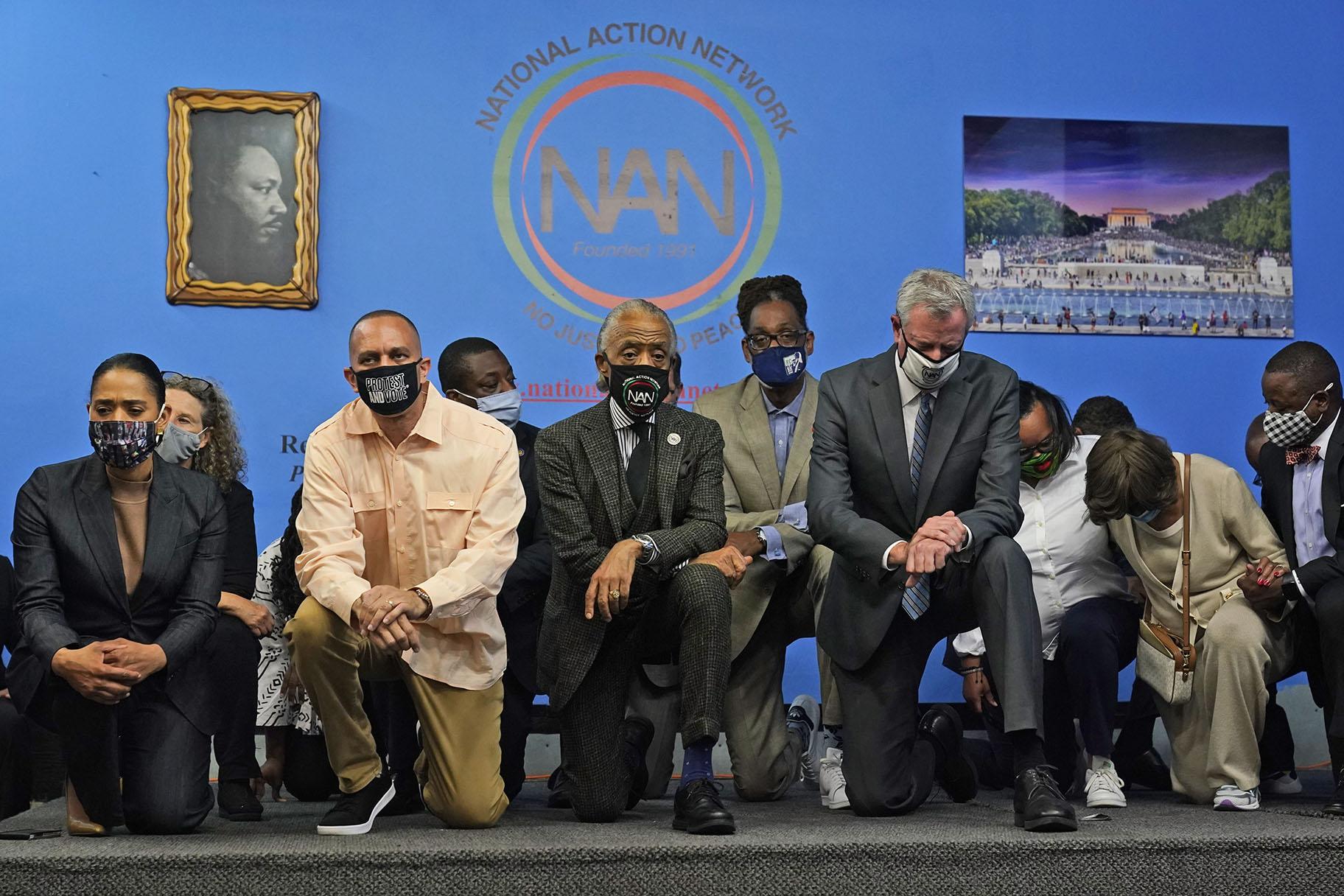 Local leaders and politicians, including Congressman Hakeem Jeffries, third from left, Rev. Al Sharpton, fifth from left, and New York City Mayor Bill de Blasio, seventh from left, kneel for for more than nine minutes to remember the murder of George Floyd in New York, Tuesday, May 25, 2021. (AP Photo / Seth Wenig)