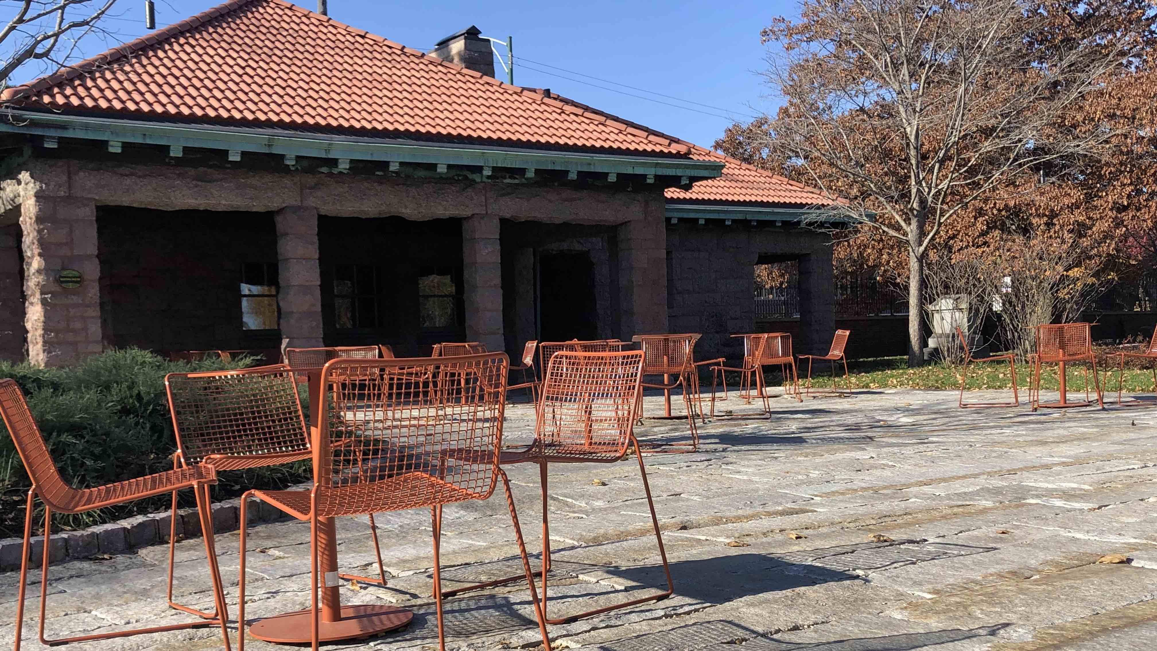 A seating area outside Graceland’s “waiting room”/visitor center encourages gatherings. (Patty Wetli / WTTW News)