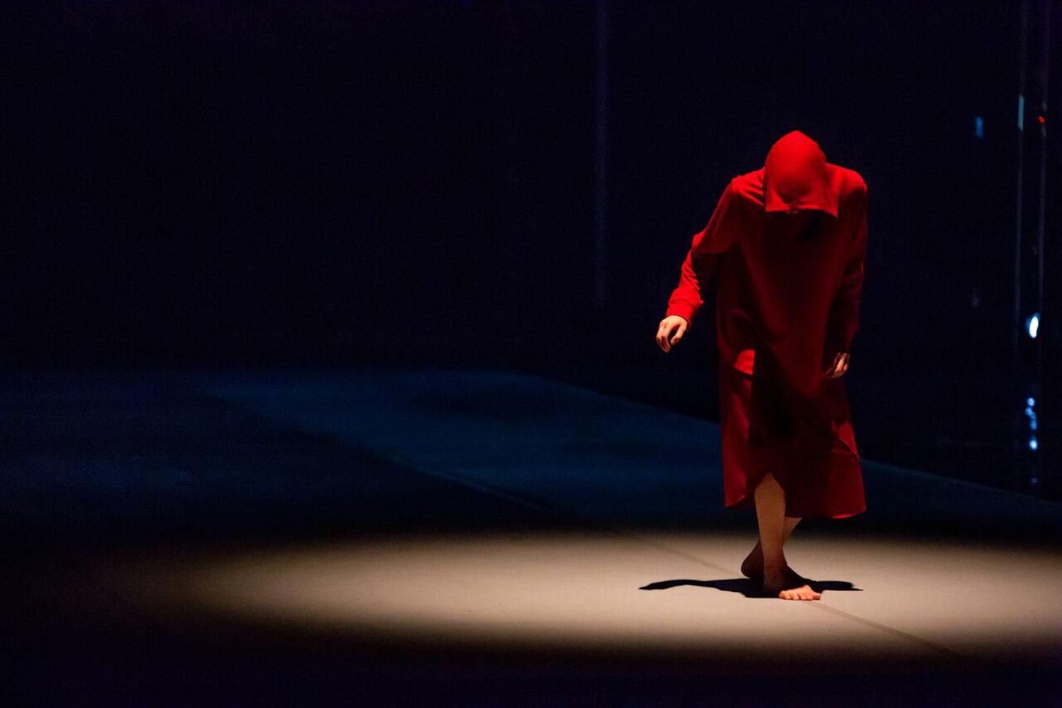 Hubbard Street Dancer Andrew Murdock in “Fold Me” by Alice Klock. (Photo by Cheryl Mann)